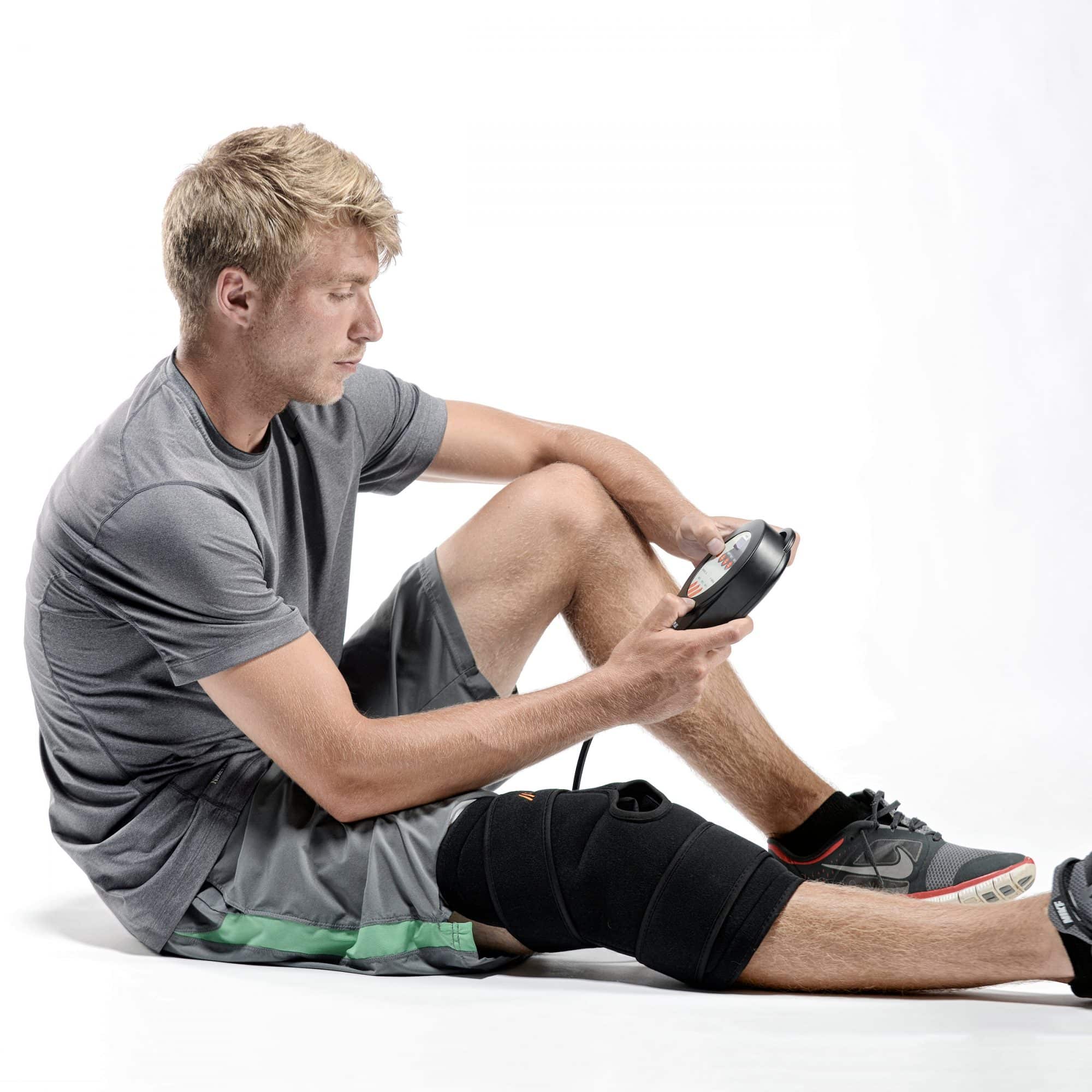man uses powerplay knee compression device